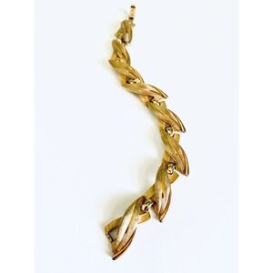 Vintage Trifari Gold Tone Textured Leaf Link Bracelet Fold Over Clasp 7.25 Inch